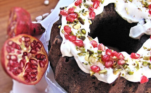 עוגת שוקולד יוגורט ורימון (צילום: דליה מאיר, קסמים מתוקים)