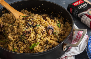 תבשיל קינואה עם תרד ופטריות (צילום: נמרוד סונדרס, mako אוכל)