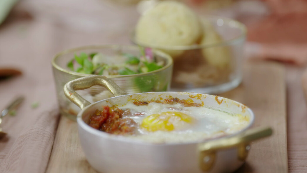 מחבת ירוקים ועגבניות עם סלט ולחמניות גבינה מחבת ירוקים ועגבניות עם סלט ולחמניות גבינה