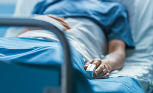 חולה, גבר חולה, בית חולים (צילום: Gorodenkoff, shutterstock)