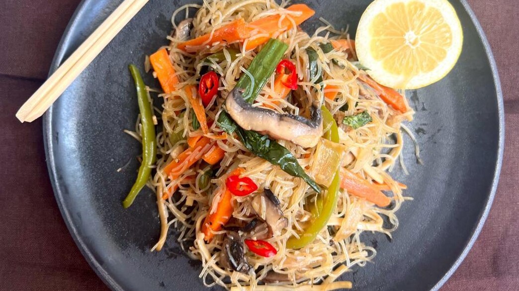 מוקפץ אטריות צלופן וירקות שמכינים בטיל