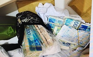 הכסף שאותר בבית החשוד (צילום: דוברות המשטרה)