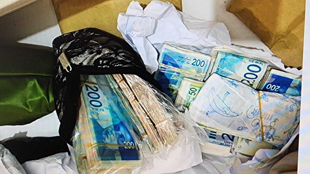 הכסף שאותר בבית החשוד (צילום: דוברות המשטרה)