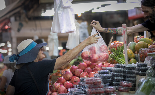 קונים בשוק הכרמל בתל אביב לפני ראש השנה תשפ"ד (צילום: מרים אלסטר, פלאש 90)