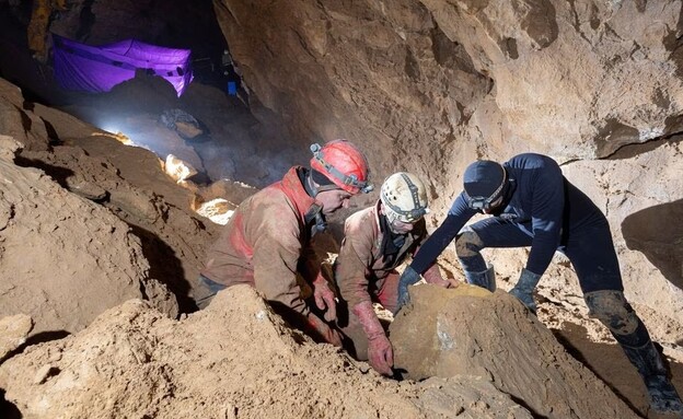 החילוץ הדרמטי מהמערה בעומק האדמה בטורקיה (צילום: רויטרס)