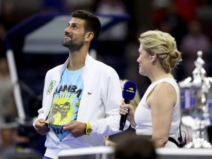 קובי מסתכל מלמעלה (Getty)