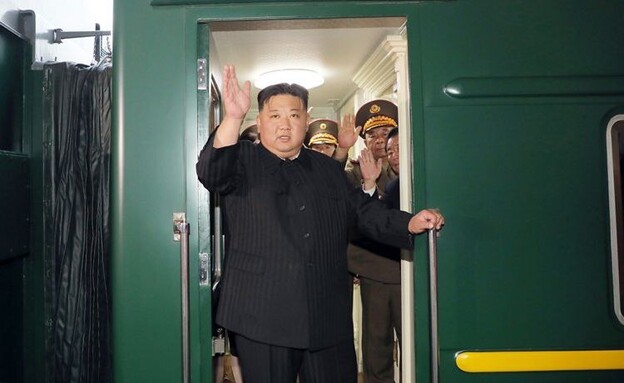 קים ג'ונג און עולה על הרכבת לרוסיה