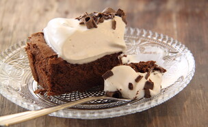 עוגת שוקולד ללא קמח עם קרם קפה 8 (צילום: חן שוקרון, mako אוכל)