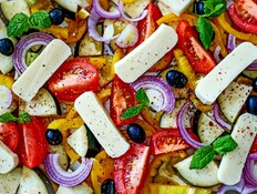 סלט במגש (צילום: Arylanna, ShutterStock)