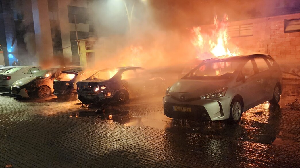 הצתת רכבים באור עקיבא (צילום: דוברות המשטרה)