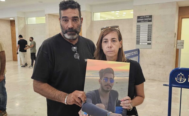 הורי זיו מסילתי מחזיקים תמונה שלו בבית המשפט