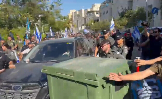 תיעוד תקיפת רכבו של השר לוין (צילום: לירן תמרי, ynet)