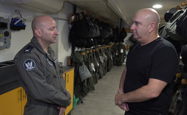 מפקד בסיס חצרים בראיון (צילום: חדשות 12)