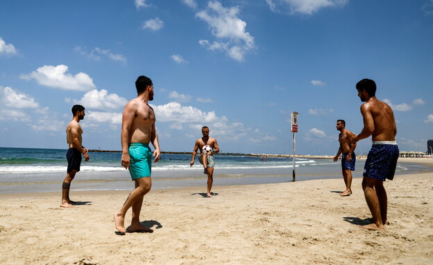 מזג אוויר חם בישראל, תל אביב, שמש, ים, שרב (צילום: Corinna Kern, רויטרס)