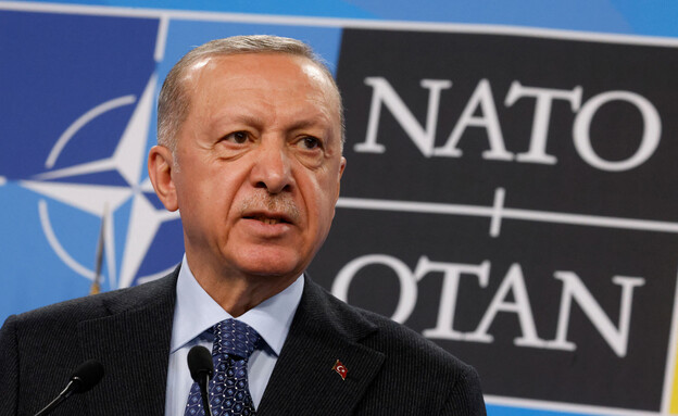 הנשיא הטורקי ארדואן בפסגת מנהיגי נאט"ו (צילום: reuters)