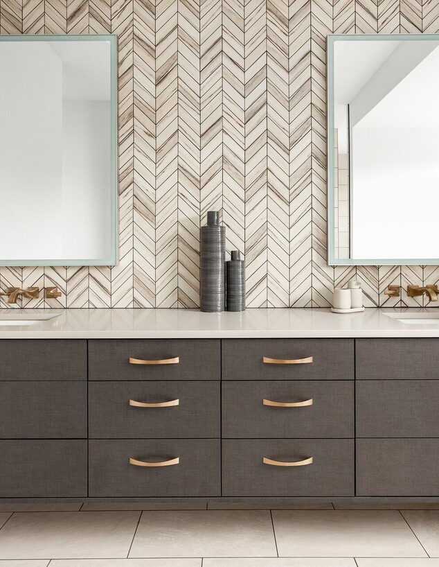 חדר רחצה עם ארון אמבטיה