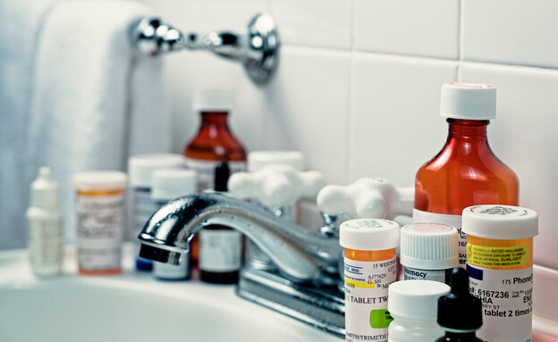 חדר רחצה, תרופות (צילום: WNstock, SHUTTERSTOCK)