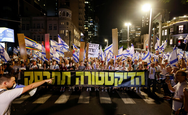 הצעדה בתל אביב נגד המהפכה המשפטית (צילום: רויטרס)