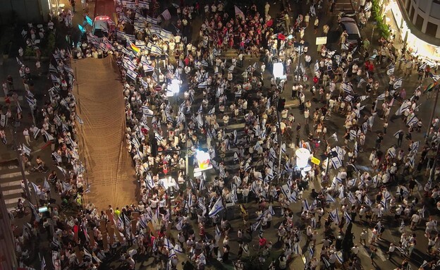 הצעדה בתל אביב נגד המהפכה המשפטית (צילום: אביב אטלס)