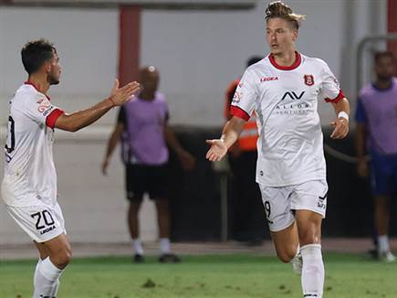 בכורה לחלוץ של זיו אריה (דני מרון)