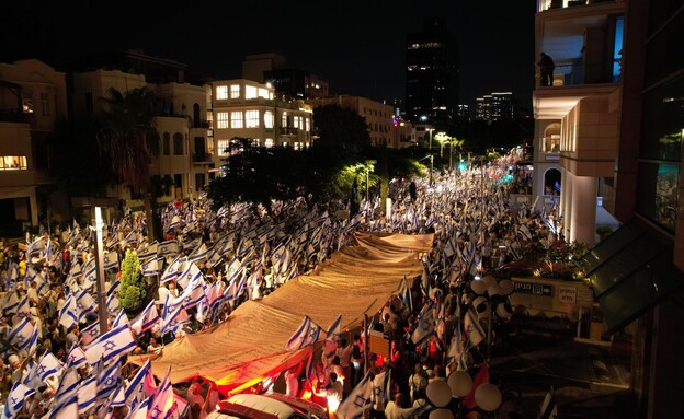 הצעדה בתל אביב נגד המהפכה המשפטית (צילום: איתן סלונים)