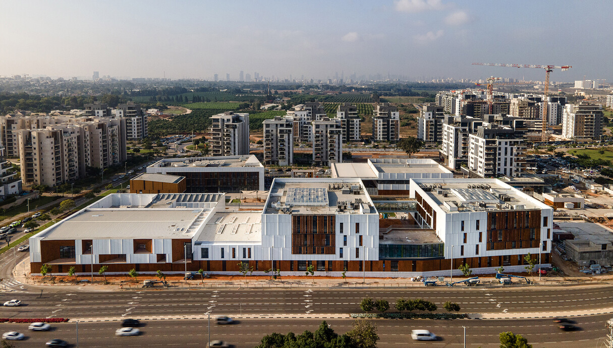 קריית החינוך הרצלייה, קריית החינוך בנויה ללא גדרות לכיוון הרחוב (צילום: דייגו רוסמן)