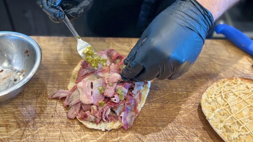 כריך אוסטין מידנייט - פרוסות בריסקט וחזה אווז מעוש כריך אוסטין מידנייט - פרוסות בריסקט וחזה אווז מעוש