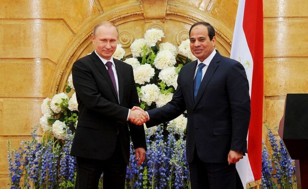 אסיסי ופוטין לוחצים ידיים ב2015 - רוסיה תבנה למצרי (צילום: Anadolu Agency, Getty Images)