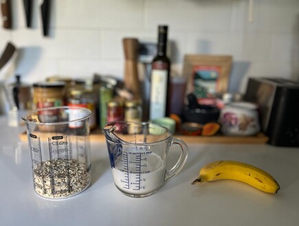 פנקייק 3 מרכיבים: בננה, חלב אורז-שקדים ושיבולת שוע (צילום: ניצן לנגר, mako אוכל)