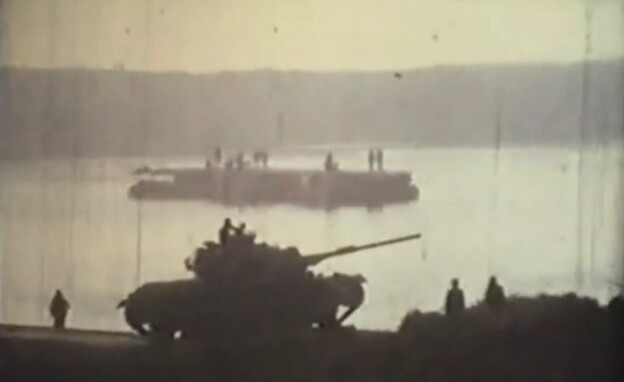 טנקים חוצים את התעלה  (צילום: אילן כפיר)
