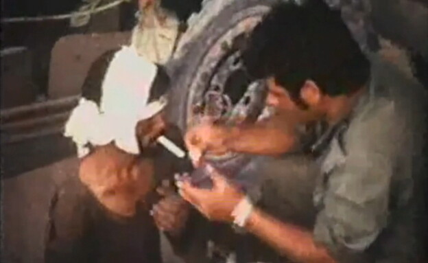 אילן כפיר מטפל בחייל מצרי פצוע (צילום: אילן כפיר)