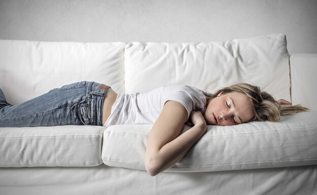 נערה ישנה בסלון (צילום: 123RF‏)