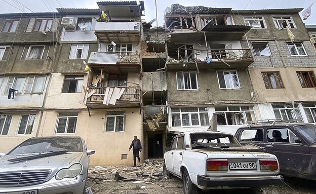 בניין דירות שהופצץ בעיר סטפנקרט בנגורנו קרבאך (צילום: AP)