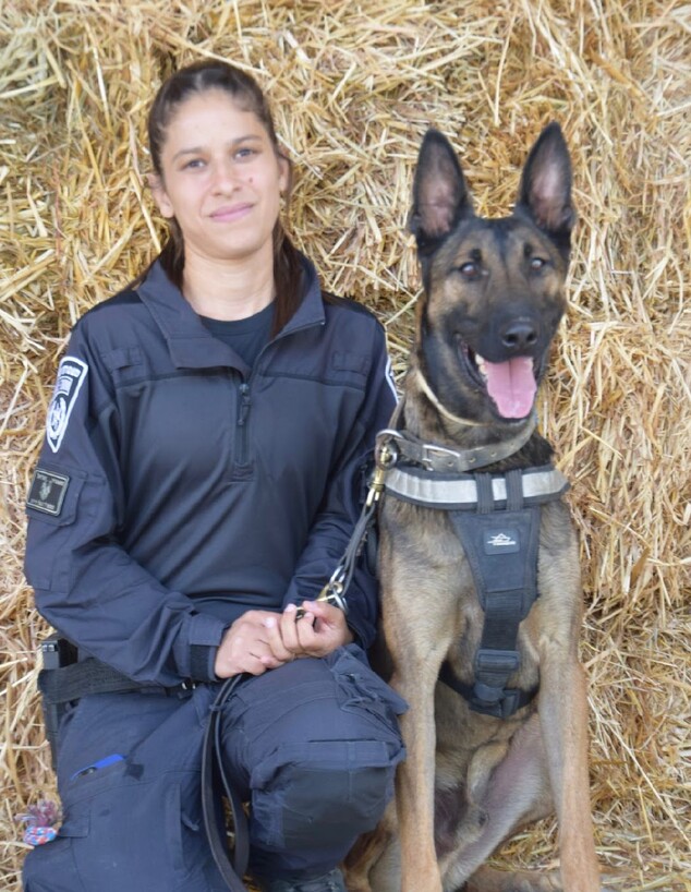 הכלבה לוסי והכלבנית רס"ל גליה אוביץ'-לוי  (צילום: דוברות המשטרה)