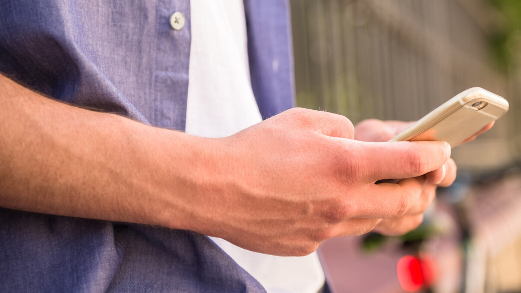 אדם מחזיק טלפון אדם מחזיק טלפון