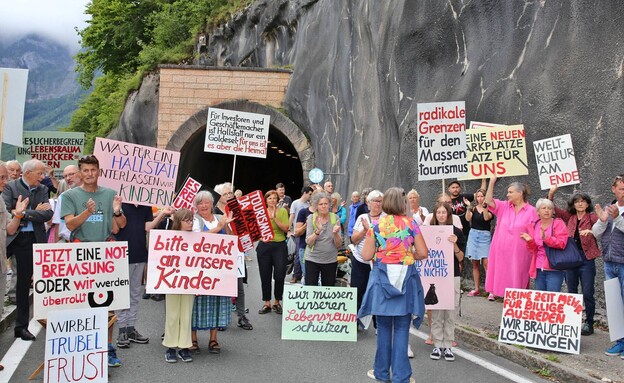 תושבים במחאה האשלטאט אוסטריה (צילום: REINHARD HOERMANDINGER , getty images)