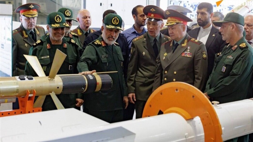 הצגת הנשק האיראני לשר הרוסי (צילום: mil.ru)