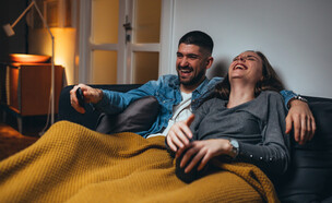 אנשים צוחקים מול הטלוויזיה  (צילום: Dejan Dundjerski, shutterstock)