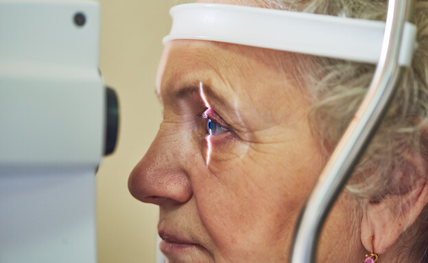 אישה מבוגרת בבדיקת ראייה (צילום: shutterstock)