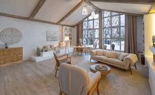 סלון מעוצב בבית נופש (צילום: Pinkystock, SHUTTERSTOCK)