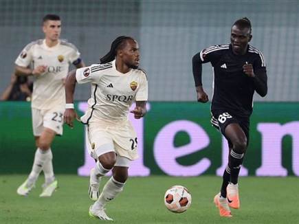 רנאטו סאנצ'ס על הדשא. מחזה נדיר (Luciano Rossi/AS Roma via Getty I (צילום: ספורט 5)