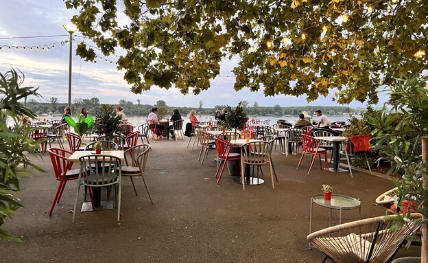 מסעדה מול הנהר זמון (צילום: דניאל ארזי)