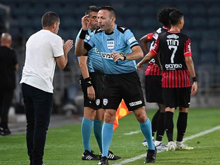 גרינפלד. הקהל לא אהב את השיפוט שלו (ברני ארדוב)