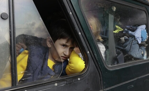 נער נמלט עם משפחתו מנגורנו קרבאך (צילום: AP)