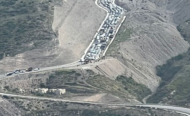 מאות רכבים של פליטים ארמנים עוזבים את נגורנו קרבאך