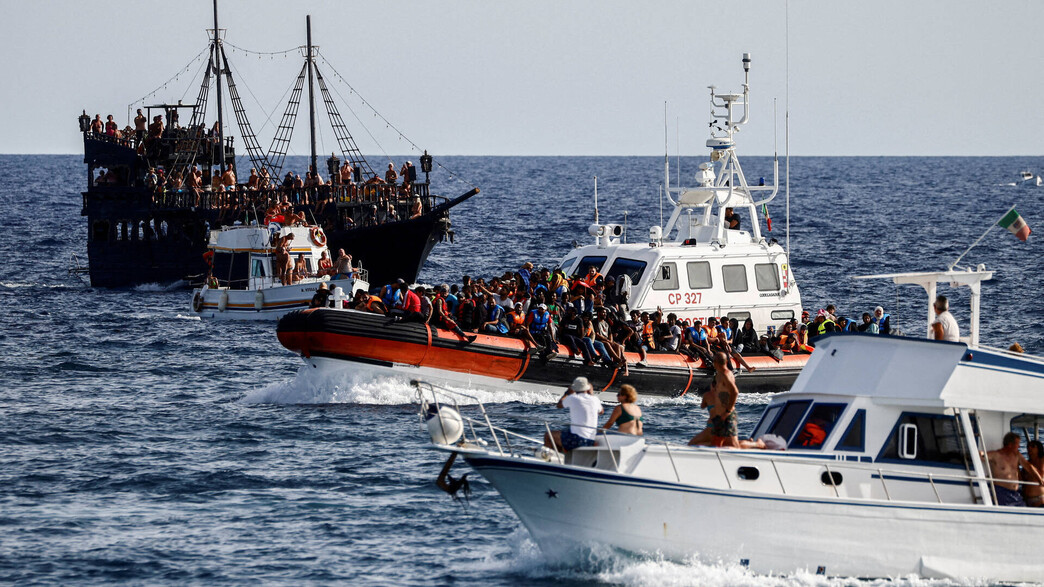 סירות מהגרים באי האיטלקי למפדוזה בים התיכון סירות מהגרים באי האיטלקי למפדוזה בים התיכון