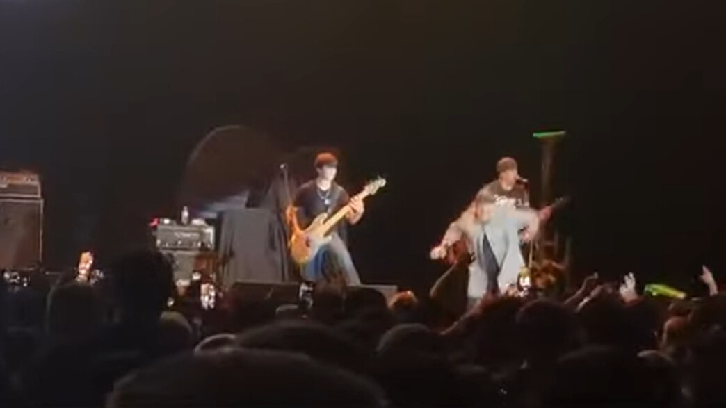 נפילה מהבמה בהופעה (צילום: מתוך יוטיוב)