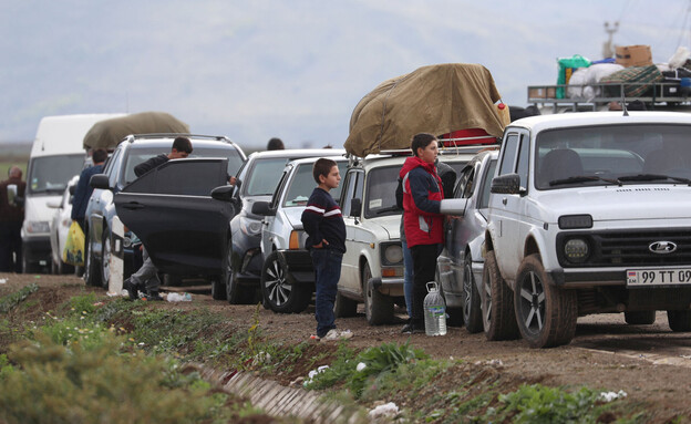 פליטים ארמנים נמלטים מנגורנו קרבאך (צילום: רויטרס)