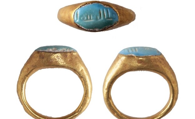 טבעת זהב זעירה משובצת טורקיז עם החריטה: "כך אללה ר (צילום: טל רוגובסקי, האוניברסיטה העברית)