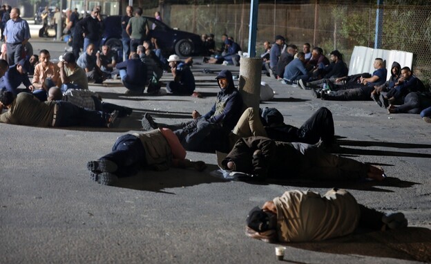 פועלים עזתיים ממתינים במסוף ארז  (צילום: מג'די פתחי, TPS)